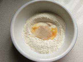 所有面团材料（除黄油外）放入大碗中先拌成絮状