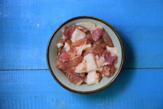 猪肉洗净切块，加入适量酱油腌十分钟