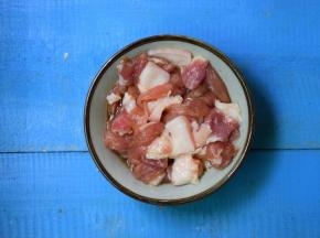 猪肉洗净切块，加入适量酱油腌十分钟