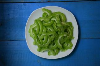 苦瓜去瓤去籽切片