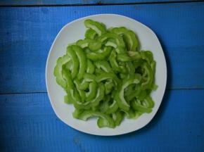 苦瓜去瓤去籽切片