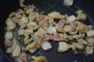 起锅热油，倒入猪肉煎制微黄