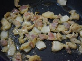 起锅热油，倒入猪肉煎制微黄