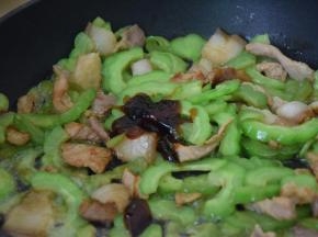 加入蚝油翻炒