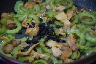 加入豆豉翻炒均匀