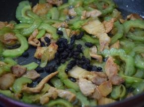 加入豆豉翻炒均匀