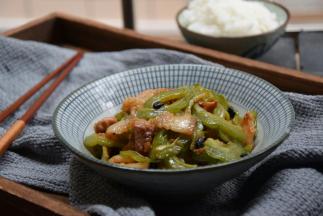 出锅装碗食用。