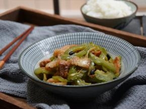 出锅装碗食用。