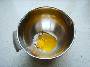 盆里要干净无水无油，小心分离蛋白和蛋黄，30克的白砂糖分出5克加入蛋黄里，加入盐。