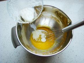 搅拌均匀后倒入玉米油和纯牛奶。