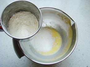 继续搅拌均匀筛入面粉。