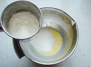继续搅拌均匀筛入面粉。