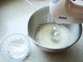 蛋白里挤入柠檬汁，打到鱼泡泡状加入一小部分白砂糖（白砂糖分两次加入）。