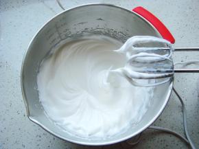 打发几圈后再次加入，最后一次加入剩余的白砂糖，继续高速打发。提起打蛋器观察蛋白状态：呈现完全直立的尖尖的角就好了。（干性发泡）