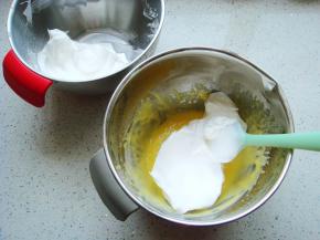 把打好的蛋白分一半倒入蛋黄糊糊里，呈“J”字形翻拌，不可划圈避免消泡。