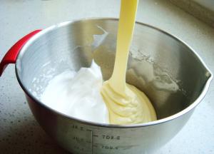 翻拌均匀后倒入剩下的蛋白中。