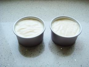 把翻拌好的糊糊倒入模具中，在台面上镇几下，镇出大气泡，用竹签左右“Z”字形划掉小泡泡。