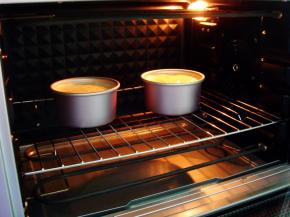 烤箱提前预热：放入中下层，上140度，下135度，烤45分钟。最后10分钟上155度，下150度上色。出炉后镇出热气倒扣，待晾凉后即可脱模。