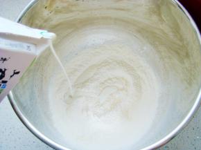 面粉混合入盆中，加入盐、酵母粉、牛奶开始和面。