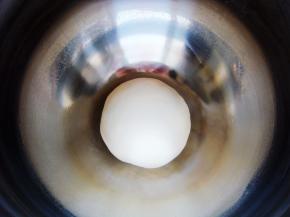 和成光滑的面团盖上保鲜膜开始发酵。