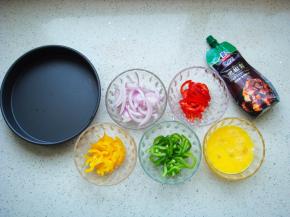 利用发酵的空档准备蔬菜部分，洋葱和彩椒分别切细条，鸡蛋两个打散备用。