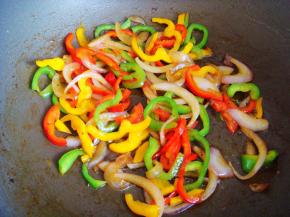 炒锅里倒入橄榄油，放入洋葱、彩椒，加入少许披萨酱（分量外）稍微翻炒几下加入盐（分量外）盛出备用。这样烤出的披萨底部是脆的没有过多的水份。