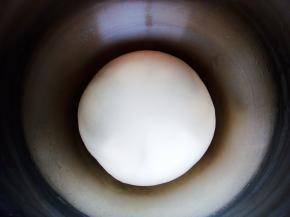 面团发酵至两倍大。