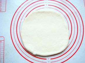 面团放垫子上排气后擀成与模具一样大小的面片。