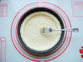 放入模具中，中间轻轻的像周边推出围边，底部用小叉子扎满小孔。