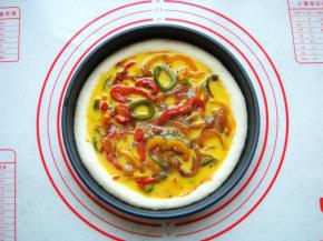 倒入鸡蛋液，周边用小刷子刷上一层食用油。