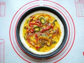 倒入鸡蛋液，周边用小刷子刷上一层食用油。