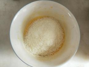 面团松弛时处理椰蓉馅。黄油、全蛋液、细砂糖隔热水融化混合均匀后，加入椰蓉拌匀即可。