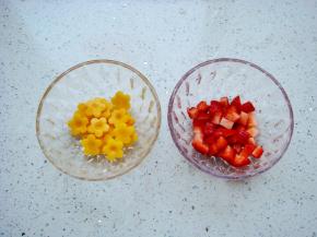 准备食材，草莓切小丁，芒果切薄片可用花朵模具刻出花片或切小丁均可。