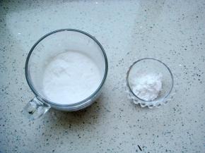 白糖倒入白凉粉中混合。