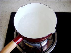 小锅里加入水煮至沸腾。