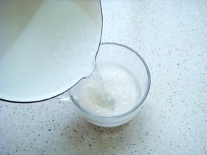 迅速倒入白凉粉中。