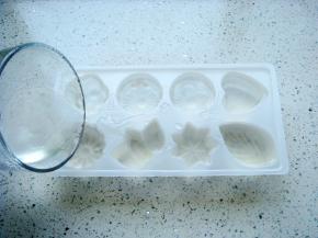 倒入水晶果冻模具中。