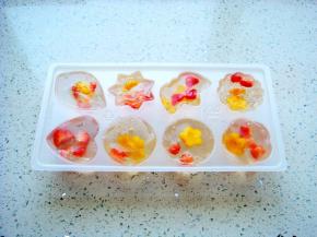 放入水果粒，入冰箱冷藏至凝固脱模即可。