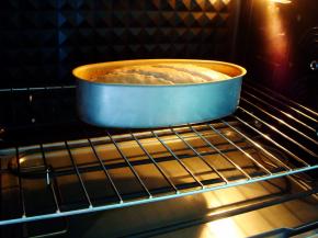 烤箱提前预热：上190度，下180度，放中层，烤25分钟即可。