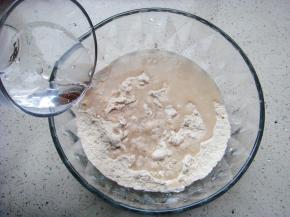 两种面粉混合倒入盆中，加入盐，酵母粉用水化开（水是分量内）倒入盆中。加入余下的水，水建议先预留15克左右，视面团状态适当添加，面团要比平时做小餐包类的面团要软一些。