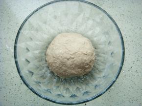 把面团放置温暖处，进行基础发酵大约90分钟。