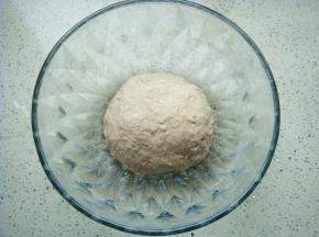 把面团放置温暖处，进行基础发酵大约90分钟。