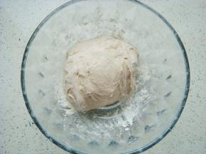 发酵过程中，每隔二十多分钟就把面团上下对折，再左右对折。折面团共进行三到四次，在折面团的时候就会看到大大小小鼓起的泡泡。