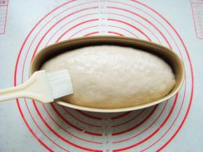 继续温暖处发酵（7.8分发就好，不要发太大）刷上一层食用油也可以撒上干面粉。