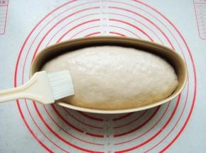 继续温暖处发酵（7.8分发就好，不要发太大）刷上一层食用油也可以撒上干面粉。