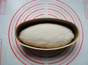 收口向下放入模具中。