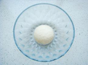 面粉里加入盐、酵母粉，倒入牛奶和成光滑的面团盖上保鲜膜开始发酵两倍大。