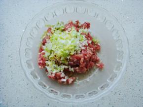 利用面团发酵的时间来准备馅料，肉末里加入葱姜碎末。
