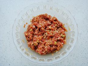 加入适量的盐，胡椒粉、鸡蛋清一个（蛋黄留着刷花边）搅拌均匀。