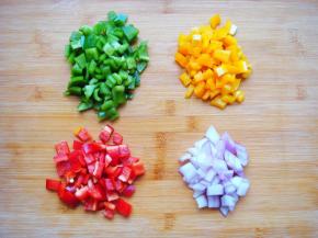 彩椒部分与洋葱分别切小丁。